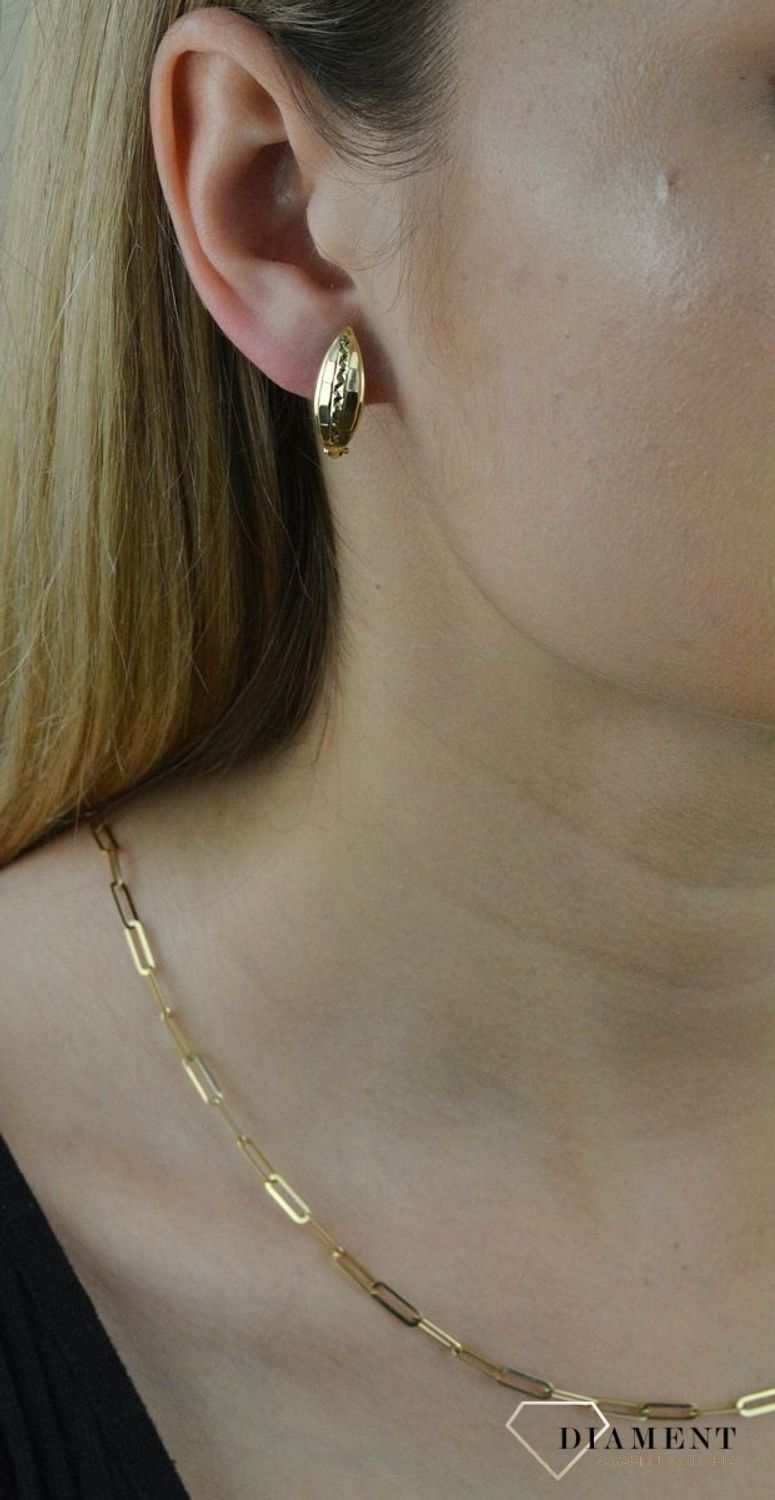 Kolczyki złote grawerowane pr 585 KL 7579B. Delikatne złote kolczyki na angielskie zapięcia wykonane są z 14-karatowego złota idealnie będą prezentowały się do codziennego uż.jpg